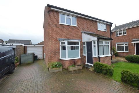 3 bed property, in Brompton Park, £230,000