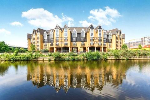 1 bed property, in St. Peters Street, £100,000