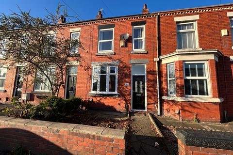 2 bed property, in Newearth Road, £235,000