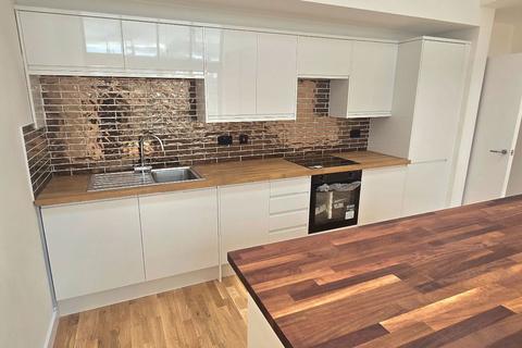 2 bed property, in Cheapside, £175,000