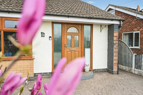 3 bed property, in Pinewood Road, £220,000