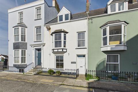 5 bed property, in South Cliff Street, £475,000