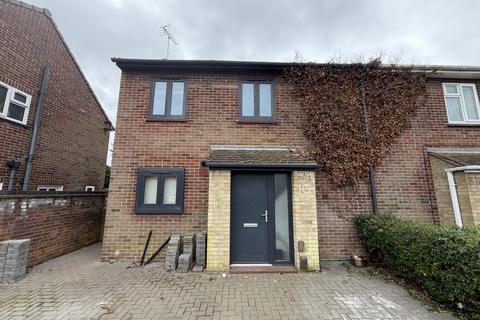 3 bed property, in Robins Close, £180,000