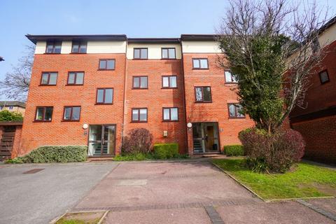 2 bed property, in London Road, £190,000