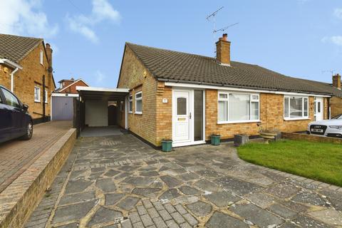 2 bed property, in Farm Way, £325,000