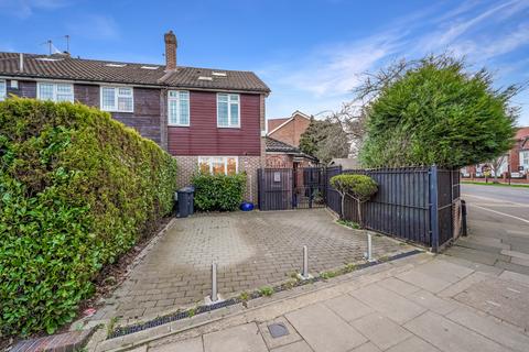 3 bed property, in Bramley Road, £725,000