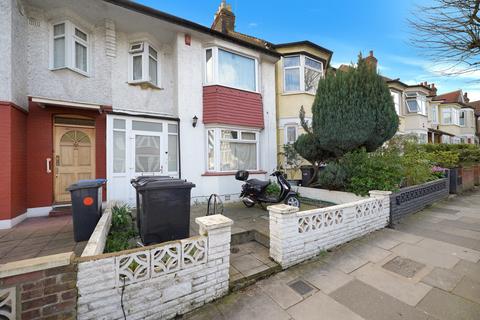 3 bed property, in Hedge Lane, £800,000