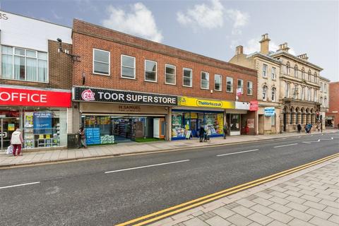 11 bed property, in High Street, £250,000