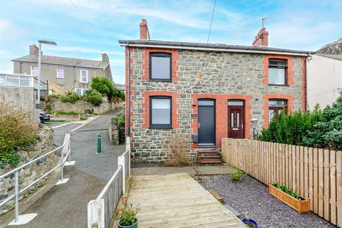 2 bed property, in Chapel Street, £160,000