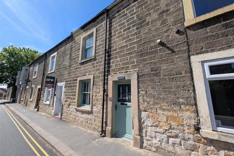 2 bed property, in Queen Street, £185,000