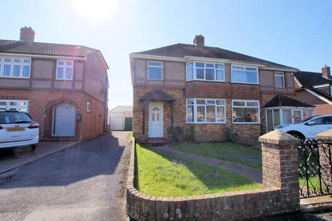 3 bed property, in Romsey Avenue, £379,995
