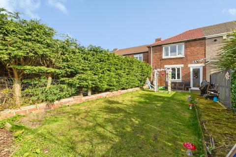 2 bed property, in West Avenue, £65,000