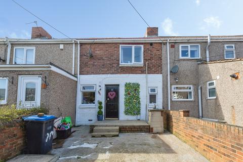 2 bed property, in West Avenue, £65,000