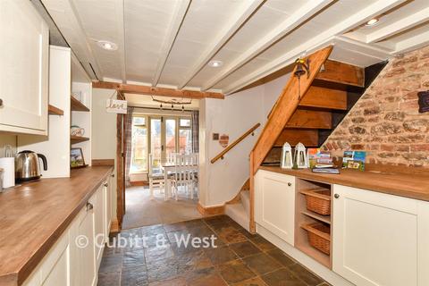 2 bed property, in Lower Street, £325,000