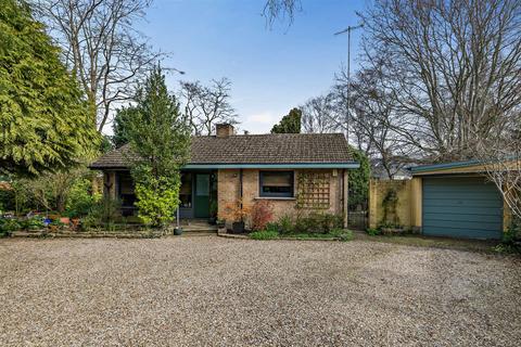 2 bed property, in The Avenue, £770,000