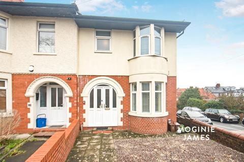 4 bed property, in Manor Way, £325,000