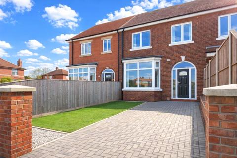 3 bed property, in Moorland Road, £235,000