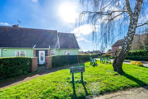 4 bed property, in Greenways, £300,000