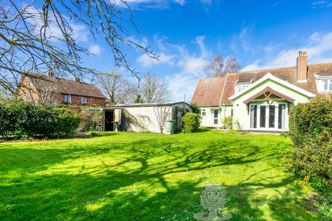 4 bed property, in Greenways, £300,000