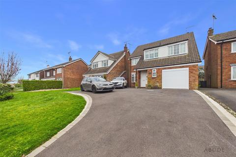 4 bed property, in Leigh Lane, £450,000