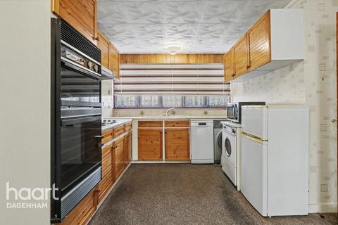 3 bed property, in Bell Farm Avenue, £350,000