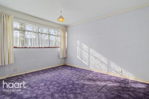 3 bed property, in Bell Farm Avenue, £350,000