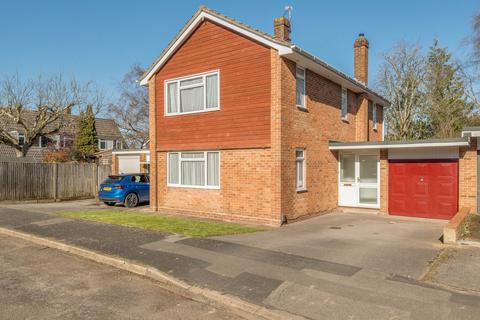 3 bed property, in Froxfield Close, £575,000