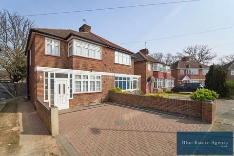 3 bed property, in Avenue Crescent, £575,000