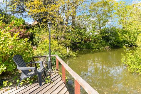 2 bed property, in Ersham Road, £400,000