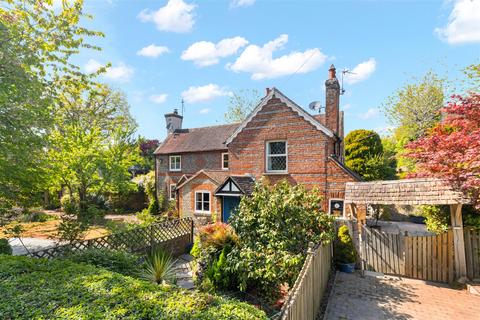 2 bed property, in Ersham Road, £375,000