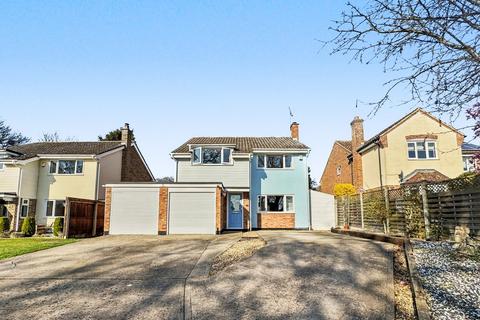4 bed property, in Pine View Close, £425,000
