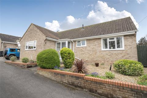 3 bed property, in Birds Close, £325,000