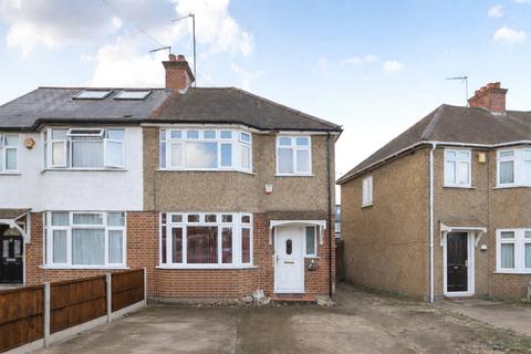 3 bed property, in Dellfield Crescent, £535,000