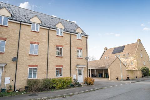2 bed property, in Greenacre Way, £240,000