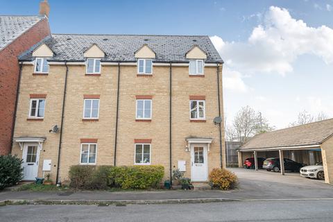 2 bed property, in Greenacre Way, £225,000