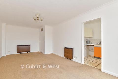 2 bed property, in Lower Street, £160,000