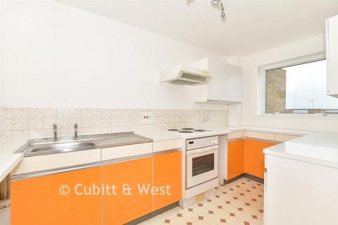 2 bed property, in Lower Street, £160,000