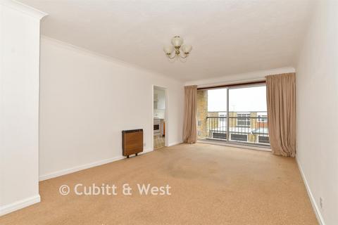 2 bed property, in Lower Street, £160,000