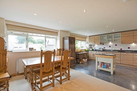 3 bed property, in Wheatley Close, £379,950