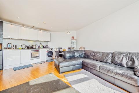 2 bed property, in Bute Terrace, £145,000
