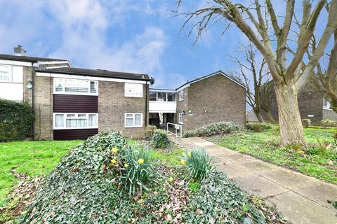 1 bed property, in Webb Rise, £160,000