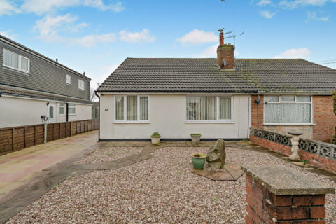 2 bed property, in Northumberland Avenue, £180,000