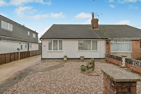 2 bed property, in Northumberland Avenue, £180,000