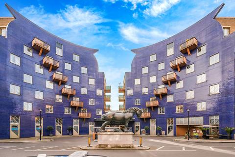1 bed property, in The Circle, £425,000