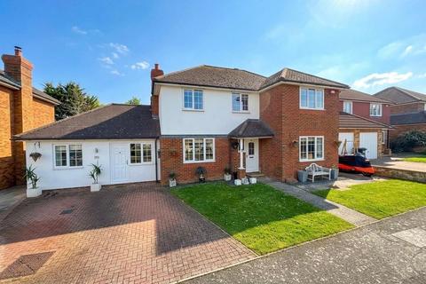 5 bed property, in Southall Close, £625,000