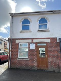4 bed property, in Commercial Road, £150,000