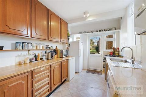3 bed property, in Watford Way, £650,000