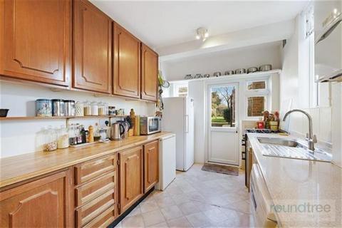 3 bed property, in Watford Way, £650,000