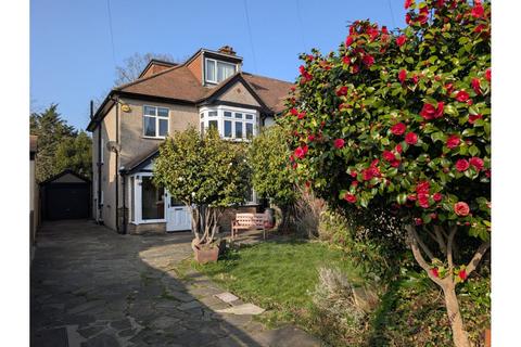 4 bed property, in Wickham Chase, £825,000
