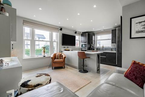 1 bed property, in Arundel Road, £345,000